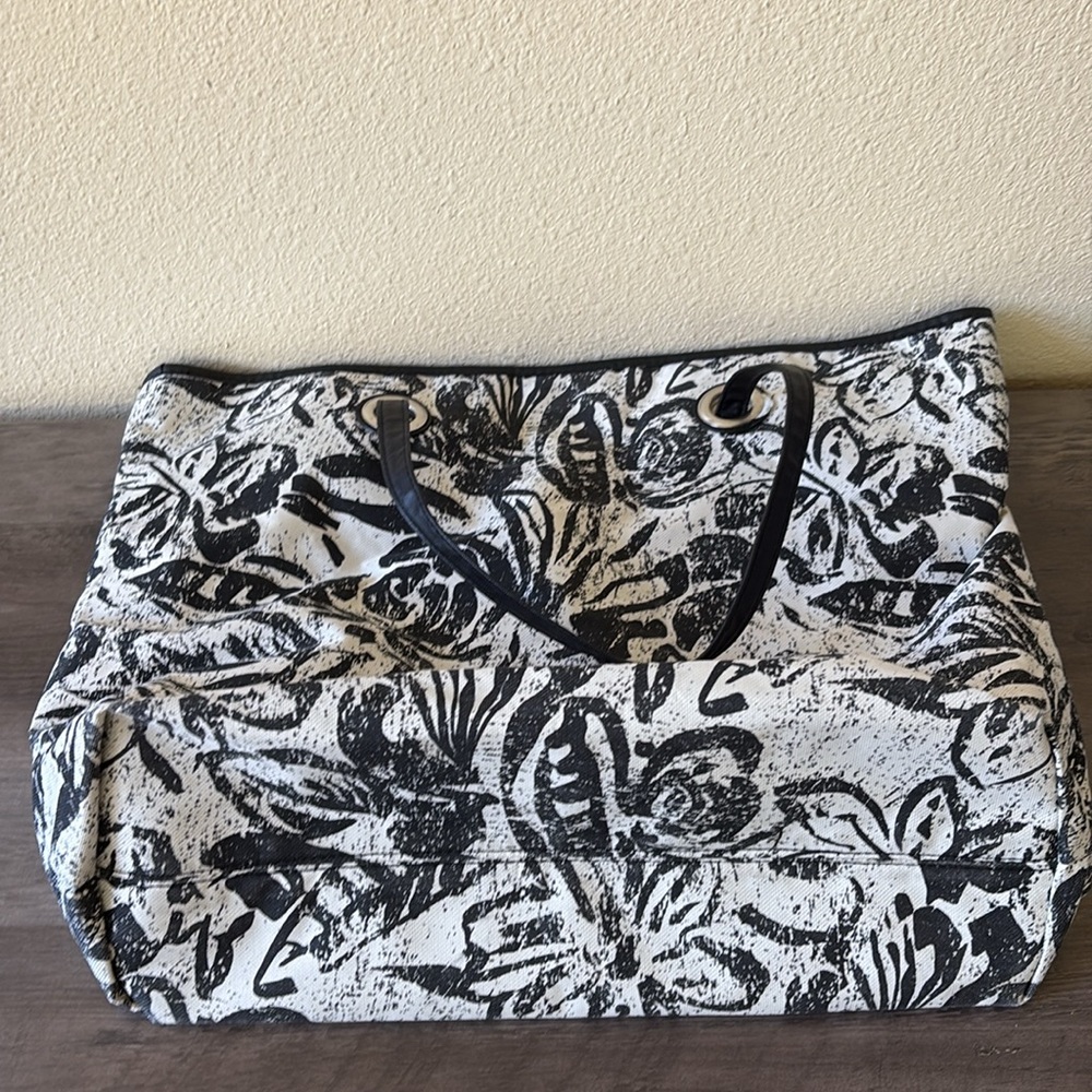 Roxy Black and White Floral Tote Bag - Picture 8 of 13